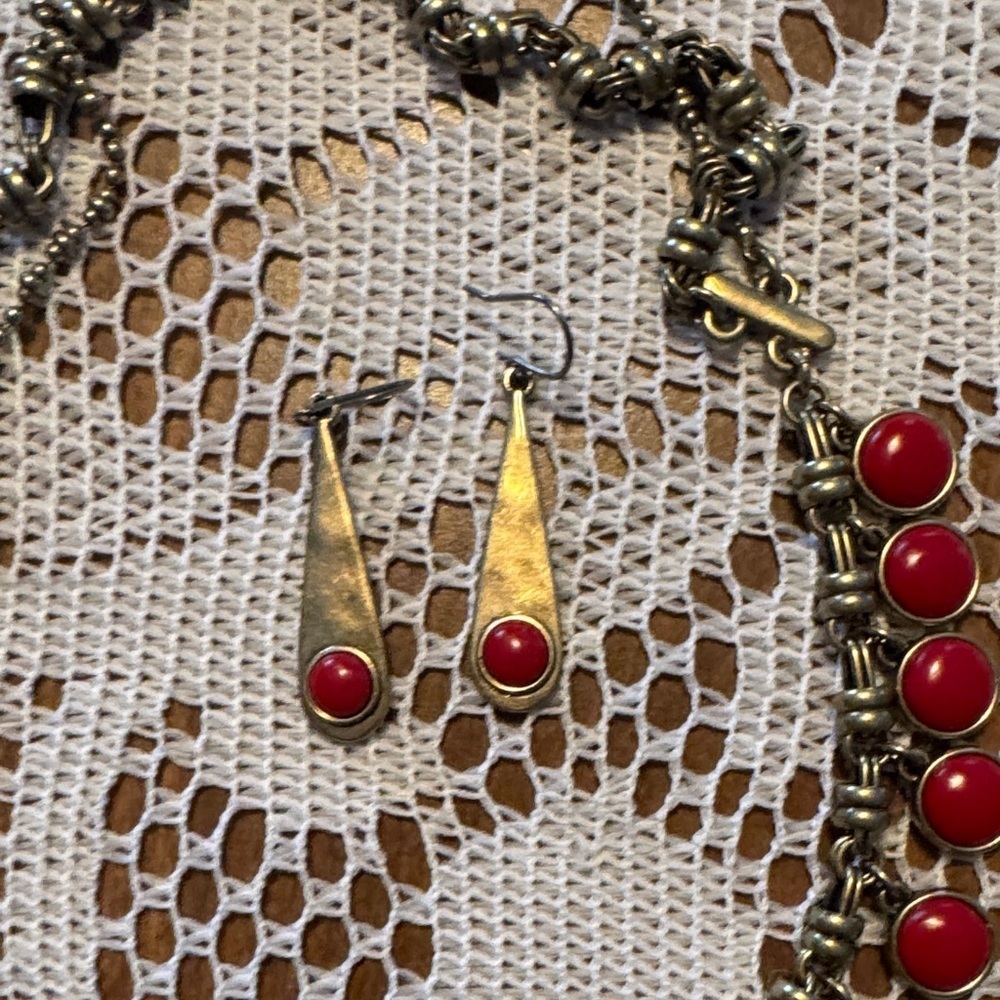 Chic Red and Gold Necklace Set - Picture 4 of 5